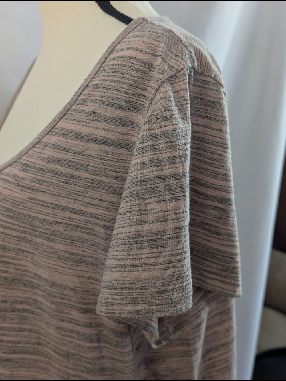 Lularoe Classic Tee Relaxed Scoop Neck Short Sleeve Tee in Blush Heather Size 1X - Picture 9 of 13